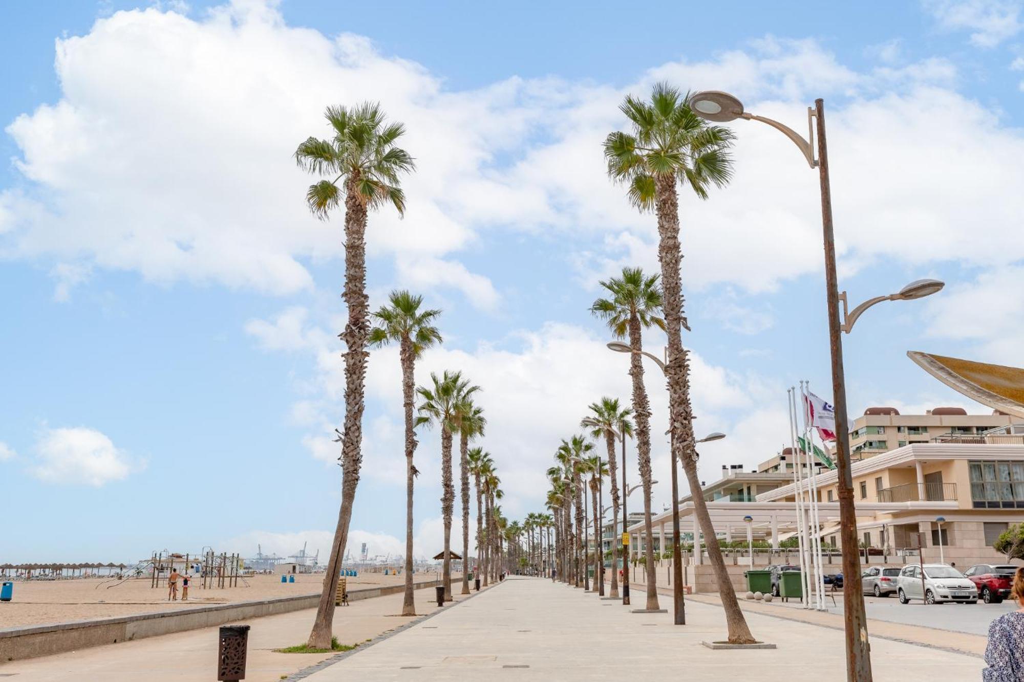 Beach 75 Metres Away Playa A 75 Metros Valencia Bagian luar foto